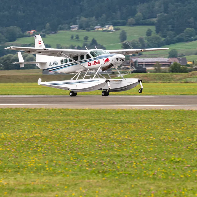 28_cessna_208_amphibian_caravan_the_flying_bulls.jpg