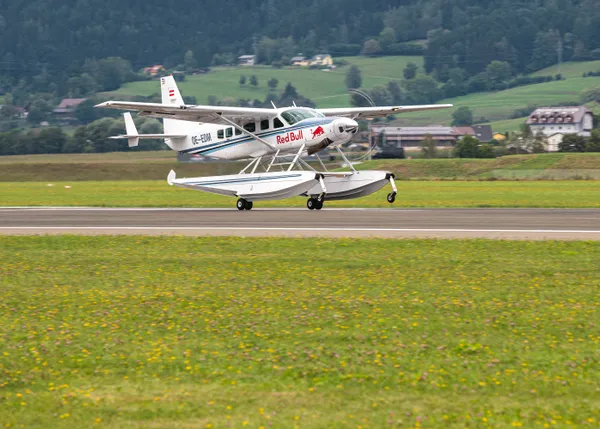 28_cessna_208_amphibian_caravan_the_flying_bulls.jpg